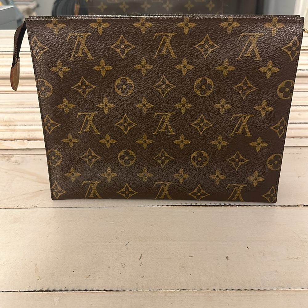 Price Drop!! 💯% Authentic Louis Vuitton Toiletry 26✨